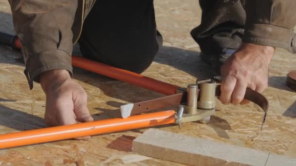 Installatie van een rioleringssysteem van een particulier huis. Haak bocht voor drainagesysteem. — Stockvideo