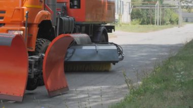 Caddeleri ve yol yüzeylerini temizlemek için ekipman.