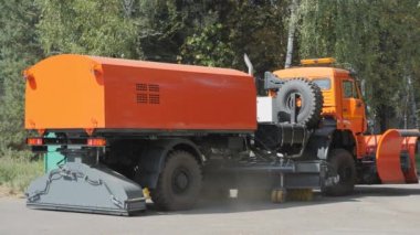 Caddeleri ve yol yüzeylerini temizlemek için ekipman.