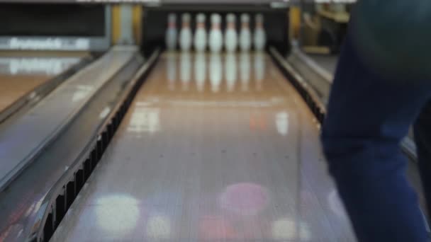Passatempo nel bowling. Palle da pattinaggio in pista con l'obiettivo di abbattere i perni . — Video Stock