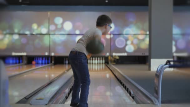 Passatempo no bowling. Bolas de patinação na pista com o objetivo de derrubar pinos . — Vídeo de Stock