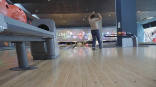 Förströelse i bowling. Skridbollar på banan med syfte att riva stift. — Stockvideo