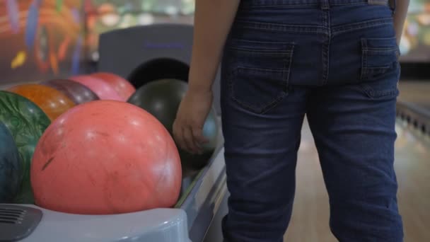 Bowling 'de zaman geçirmek. Pistte paten yapan toplar lobutları devirmek için.. — Stok video