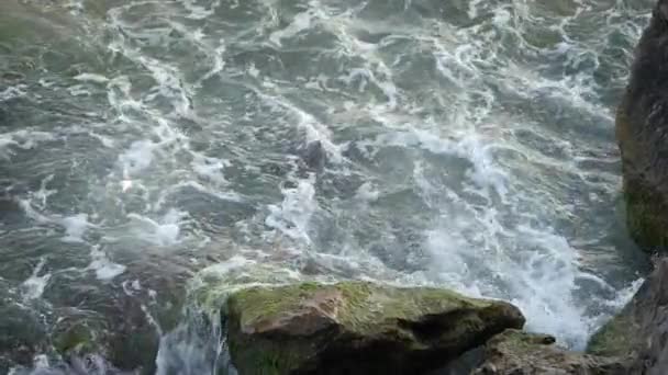 Vågor går sönder på stranden. Vågor går sönder på klipporna. — Stockvideo