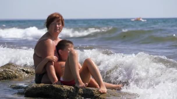 Sommarsemester på stranden. Familjen i de rasande vattnen. — Stockvideo