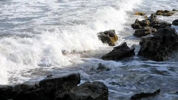 Na břehu se rozbíhají vlny. Vlny se lámou po skalách. — Stock video