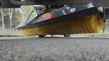 Sokakları ve yol yüzeylerini temizlemek için ekipman. Kamyonun dönen pervane mili.