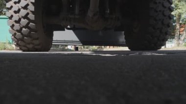 Sokakları ve yol yüzeylerini temizlemek için ekipman. Kamyonun dönen pervane mili.