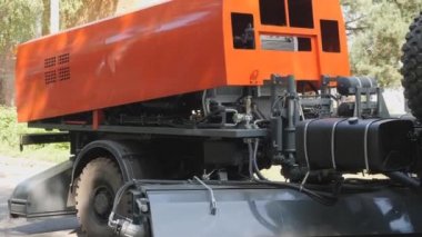 Sokakları ve yol yüzeylerini temizlemek için ekipman. Hidrolik ünitenin koruyucu kılıfının kaldırılması ve alçaltılması.