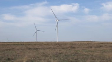 Rüzgâr gücü grubunun işi. Rüzgâr jeneratörü alana yüklendi.