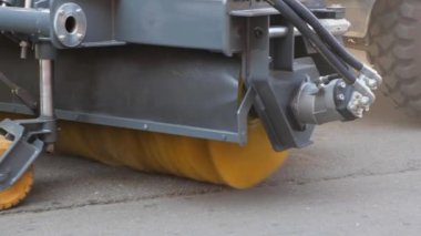 Caddeleri ve yol yüzeylerini temizlemek için ekipman.