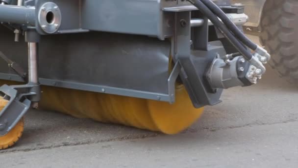 Caddeleri ve yol yüzeylerini temizlemek için ekipman. — Stok video
