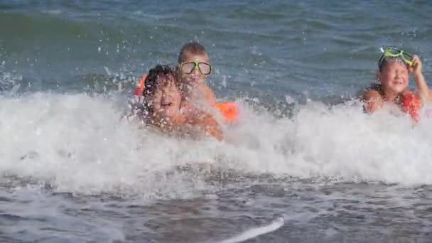 ビーチ夏休み。荒れ狂う海の中の家族. — ストック動画