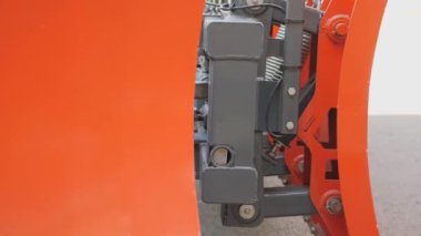 Sokakları ve yol yüzeylerini temizlemek için ekipman. Bıçak bölümünün çalışma pozisyonunda hareket etmesi.