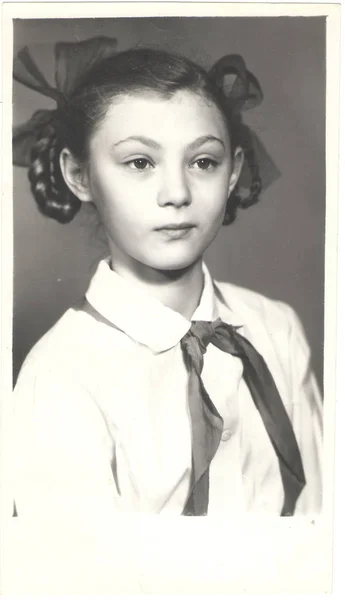 História nas fotos: Menina pioneira em uniforme vestido completo. Retrato, 1989, URSS . Fotografias De Stock Royalty-Free