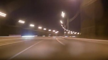 Otoyol aşırı hız. Yolda giden el fenerlerini söndüren arabalar..