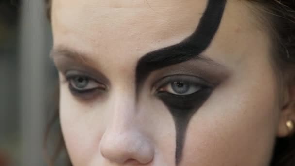 Trucco facile di Halloween. Una ragazza in un salone di bellezza. Applicando un modello stilistico sul volto del modello. Il lavoro di un maestro stilista . — Video Stock