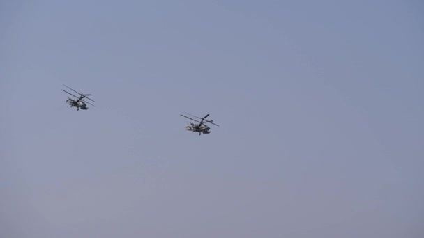 Pilotar Dois Helicópteros Sobre Montanhas Aerobática Voo Helicóptero Céu Helicópteros — Vídeo de Stock