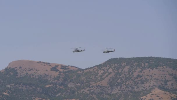 Volando Par Helicópteros Sobre Las Montañas Acrobacia Vuelo Helicóptero Cielo — Vídeos de Stock