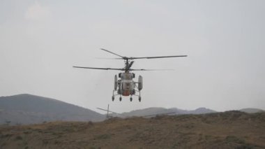 Helikopter yerden havalanıyor. Uçuşlar için hava makinelerine binin..
