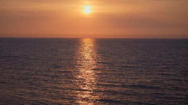 Denizde Gün Batımı Kızıl Günbatımı Güneş Ufuktan Doğuyor — Stok video