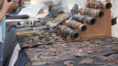 Mücevherler, kolyeler, kolyeler ve bilezikler masaya serildi. Mücevherler masada..