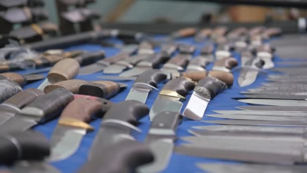 蓝色布上的刀 切割的东西准备出售 手工刀具 — 图库视频影像