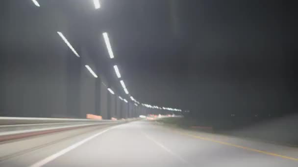 Motorvägshyperlapse. Oskärpa ficklampor bilar som reser på vägen. — Stockvideo