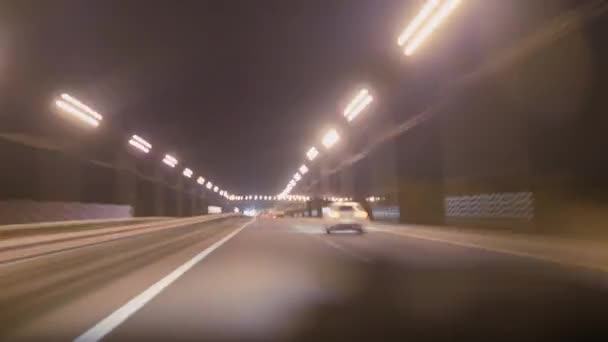 Υπέρπτωση εθνικής οδού. Αποεστίαση φακούς αυτοκίνητα που ταξιδεύουν στο δρόμο. — Αρχείο Βίντεο
