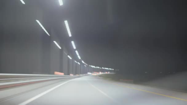 Hiperlapso na estrada. Desfocando lanternas carros que viajam na estrada . — Vídeo de Stock