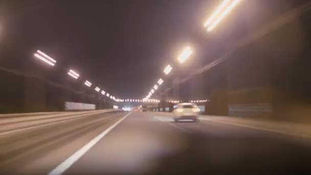 Otoyol aşırı hız. Yolda giden el fenerlerini söndüren arabalar.. — Stok video