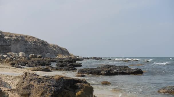 海浪在岸上破裂了. 浪涌上岩石. — 图库视频影像