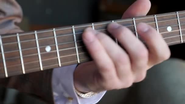 Seine Hand bewegt sich am Hals der Gitarre entlang. Gitarrenspiel aus nächster Nähe — Stockvideo