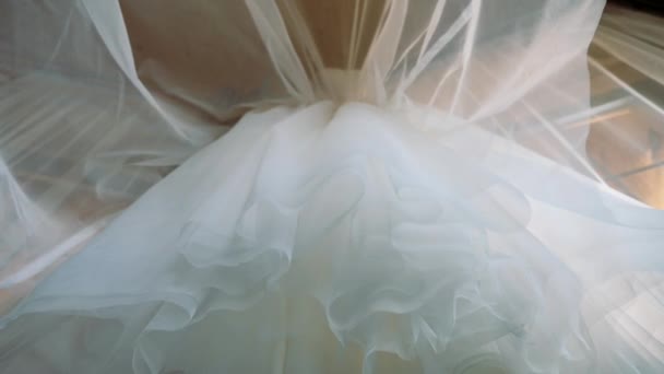 Hem of the dress falls down. Light, airy fabric descends. — Stockvideo