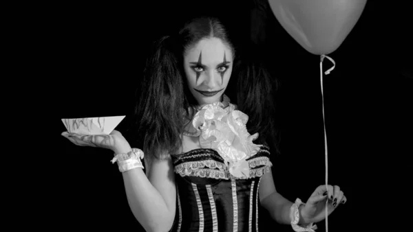 Lätt Halloween makeup. Flickan med ballongen, i form av en clown. — Stockfoto