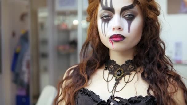 Gemakkelijke Halloween make-up. Make-up op het gezicht aanbrengen. Rood bloed op het gezicht van een huilend meisje. Een bloeddrinker.. — Stockvideo