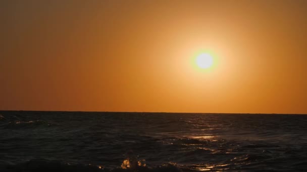 Röda solnedgången i havet. — Stockvideo