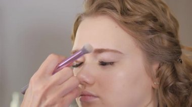 Makyöz işi. Modellerin göz kapaklarına gölgeler sürüyorum..
