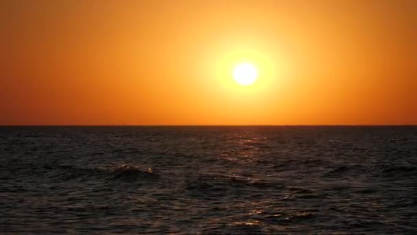 Coucher de soleil rouge dans la mer . — Video
