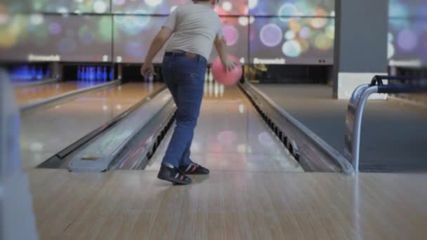 Förströelse i bowling. Skridbollar på banan med syfte att riva stift. — Stockvideo