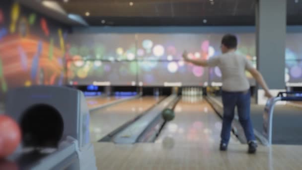 Pasatiempo en los bolos. Bolas de patinaje en la pista con el objetivo de derribar pasadores . — Vídeos de Stock