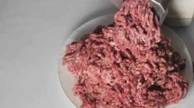 Yaban geyiği eti doğrama. Koyu çiğ et işleme. Kıyma makinesinde yemek pişirmek.