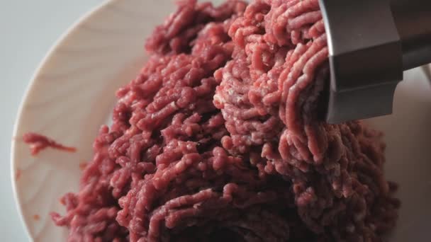 Обрезание мяса дикого лося. Тёмное сырое мясо. Кулинария в мясорубке . — стоковое видео