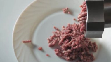 Yaban geyiği eti doğrama. Koyu çiğ et işleme. Kıyma makinesinde yemek pişirmek.