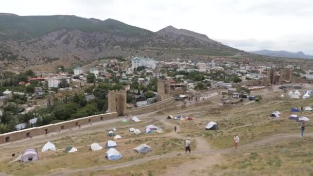 Pohled na Sudak z vrcholu janovské pevnosti Krym. Pohled na město z vrcholu hradu. — Stock video