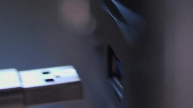 Bilgisayarla çalış. Dosyaları bir Usb sürücüsüne kopyalamak. Flaş bellek sistem bloğu portuna yerleştirildi. Kapat..