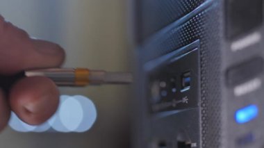 Bilgisayarla çalış. Dosyaları bir Usb sürücüsüne kopyalamak. Flaş bellek sistem bloğu portuna yerleştirildi. Kapat..