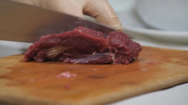 Taglio di carne di alce selvatico. Lavorazione della carne cruda scura. Tagliando su un tagliere di legno . — Video Stock