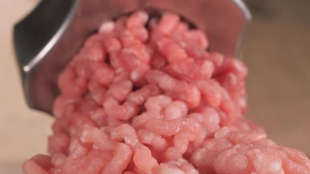 Filling comes out through a meat grinder sieve. Meat grinder close up. Pile of chopped meat. Mincer machine with fresh chopped meat. Process of meat grinding in the kitchen with mincing machine — Stock Video