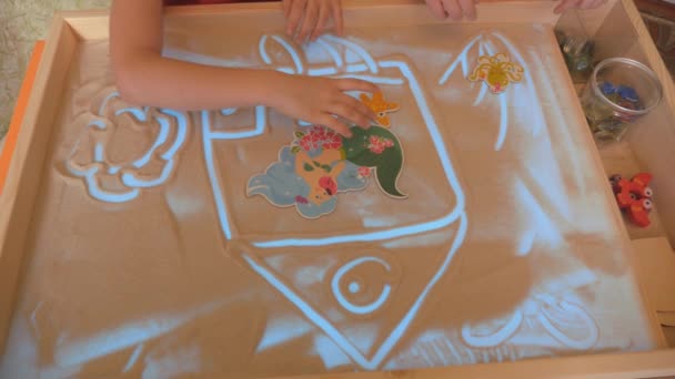 Thérapie du sable pour enfants. Jeux d'enfants avec du sable. Activités éducatives dans la salle de jeux . — Video